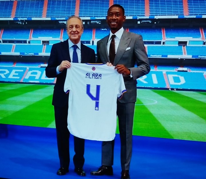 La primera imagen de Alaba con su nueva camiseta y el dorsal 4.