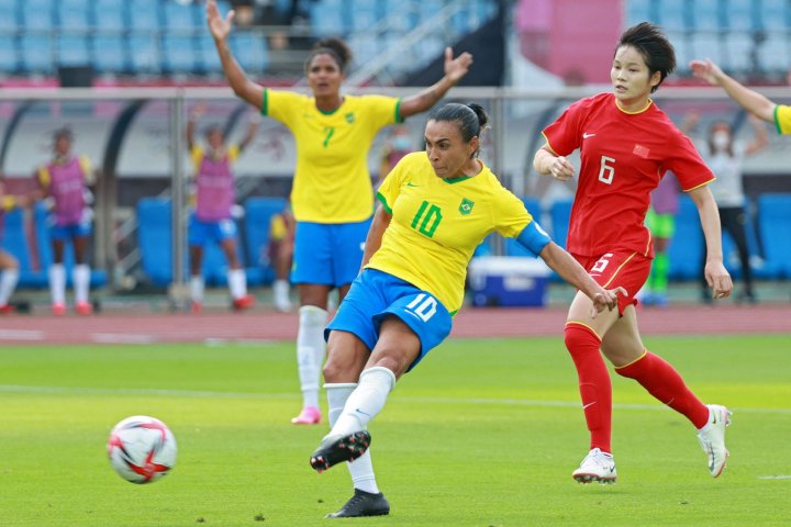 Marta golpea el balón antes de anotar su primer gol ante China.