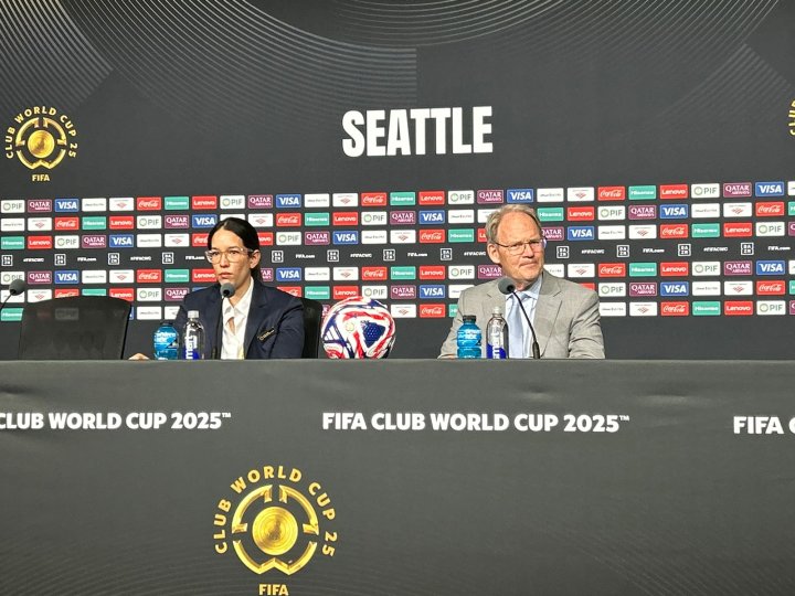 Brian Schmetzer, en conferencia de prensa