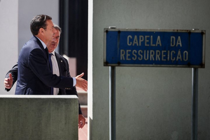 Luís Montenegro abandona el velatorio