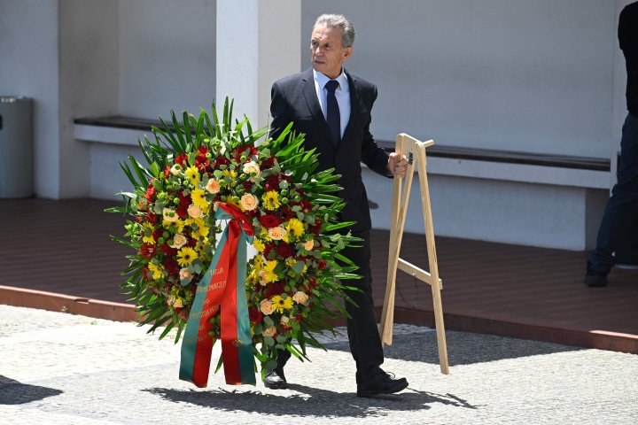 La Presidencia de Portugal manda una corona en memoria de Jota y Silva