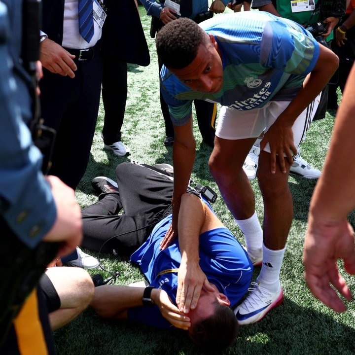 Mbappé empieza con el pie izquierdo el partido...