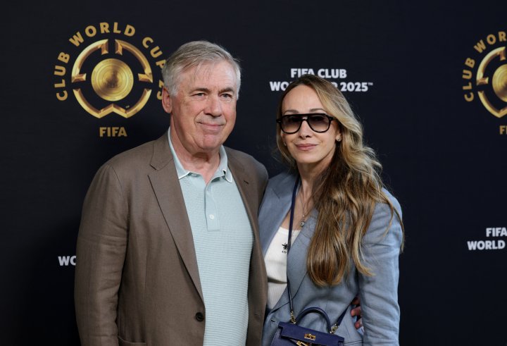 Ancelotti posa junto a su esposa en la final del Mundial de Clubes