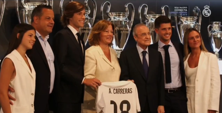 Álvaro Carreras junto a su familia