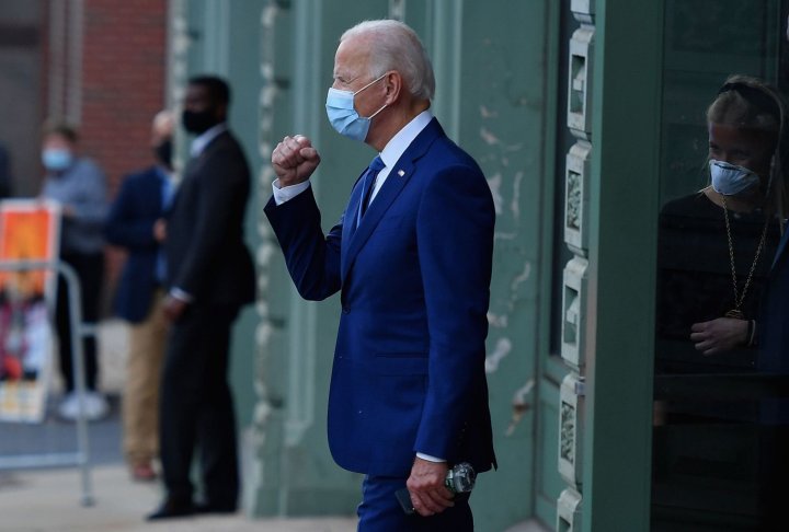 Democratic presidential nominee and former Vice President Joe Biden pumps his fist as he leaves The Queen theater after delivering remarks on Covid-19 on October 23, 2020 in Wilmington, Delaware. (Photo by Angela Weiss / AFP)