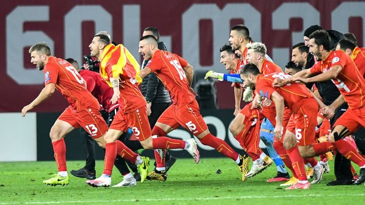 Los jugadores de Macedonia celebran el gol que les da el pase a la Eurocopa