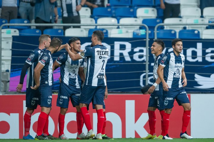 Jugadores de Monterrey celebran el primero gol del partido.