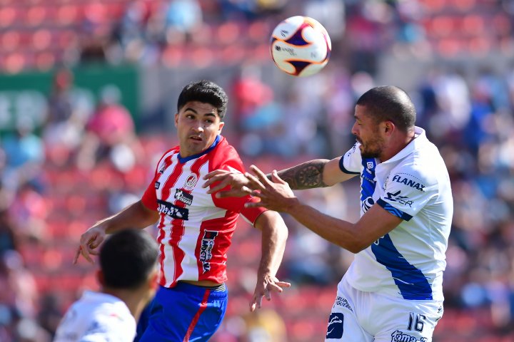 Juan Segovia despeja el balón con la cabeza