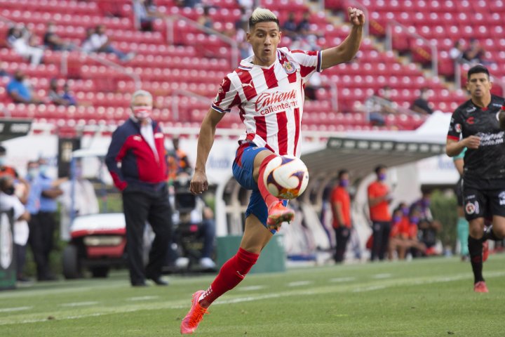 Uriel Antuna intenta bajar el balón durante el partido contra Tijuana