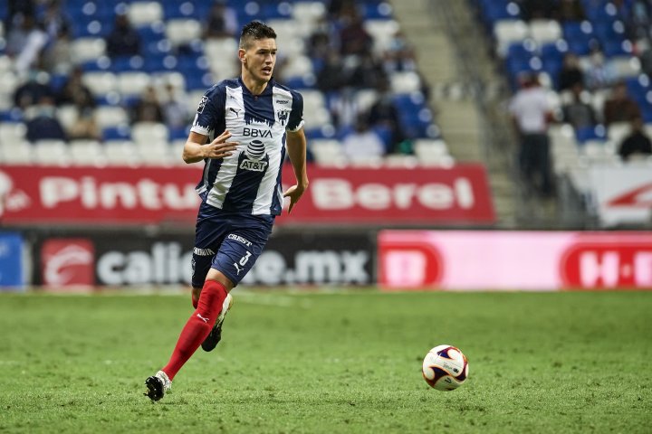 César Montes conduce el balón en el partido contra Chivas