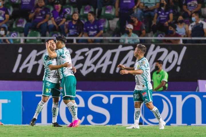 Jugadores de León festejan el gol con el Chapo Montes
