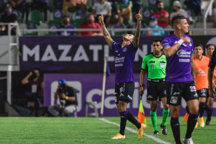 Momento en que Oliveira festeja el primer gol con Mazatlán