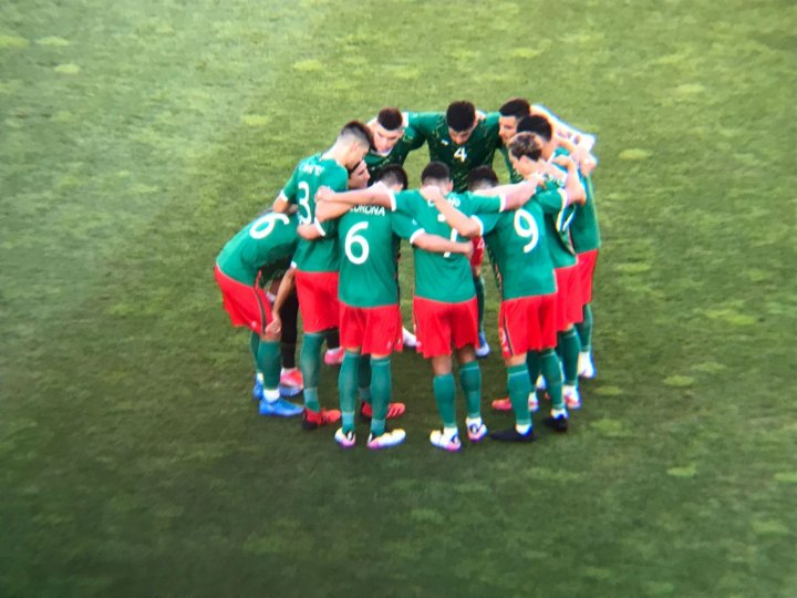 Los jugadores mexicanos se reúnen justo antes del partido contra Brasil
