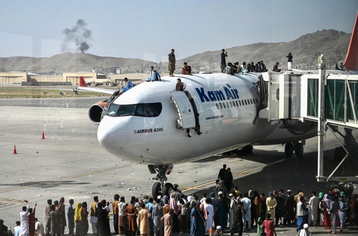 Afghans crowd airplane in Kabul