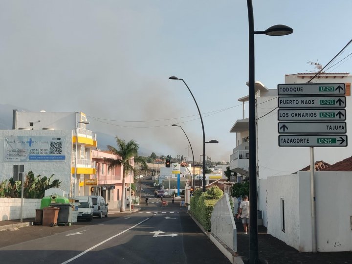 La carretera de acceso a Todoque se encuentra cortada