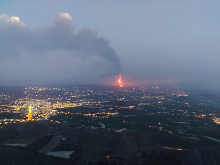 Humo de la colada de la lava