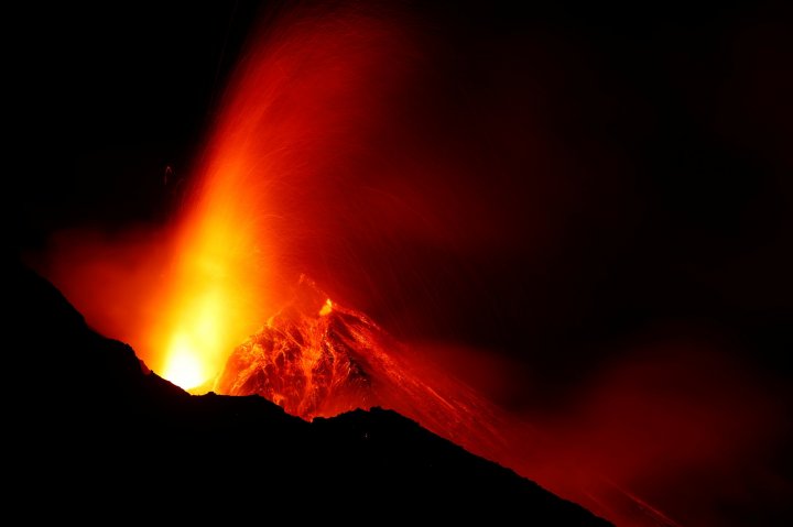 Cumbre Vieja volcano continues to erupt 