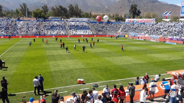 En medio de cánticos de la hinchada rival, la U ya calienta en el terreno