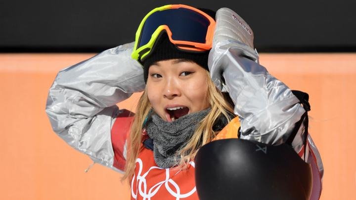 American Chloe Kim, 21, has become the first woman to win back-to-back Winter Olympics gold medals in the snowboard halfpipe event.