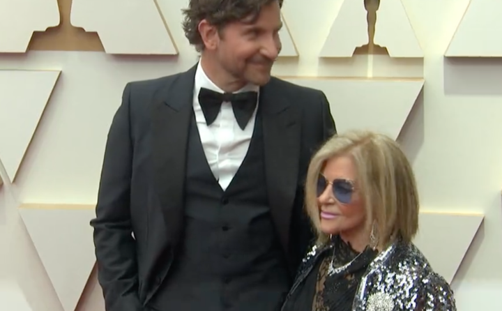 Bradley Cooper, en la alfombra roja con su madre