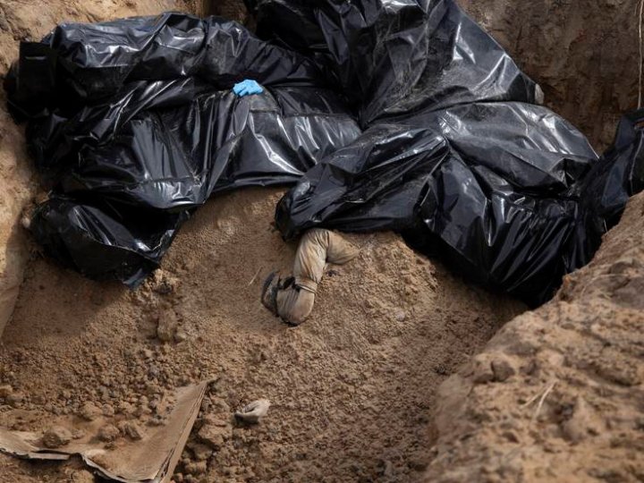 Cadáveres de civiles en bolsas de plástico en Bucha. / STANISLAV KOZLIUK (EFE)