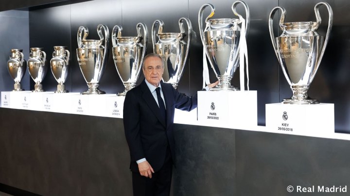 Florentino Pérez, tras colocar el trofeo de la Champions de París en la vitrina de la Ciudad Real Madrid de Valdebebas que exhibe las 14 Copas de Europa conquistadas por el club blanco.