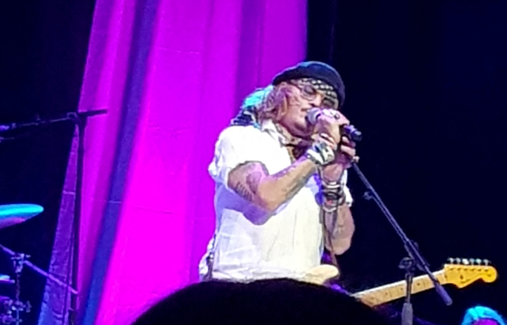 Johnny Depp, despreocupado por veredicto, hace aparición sorpresa en concierto.