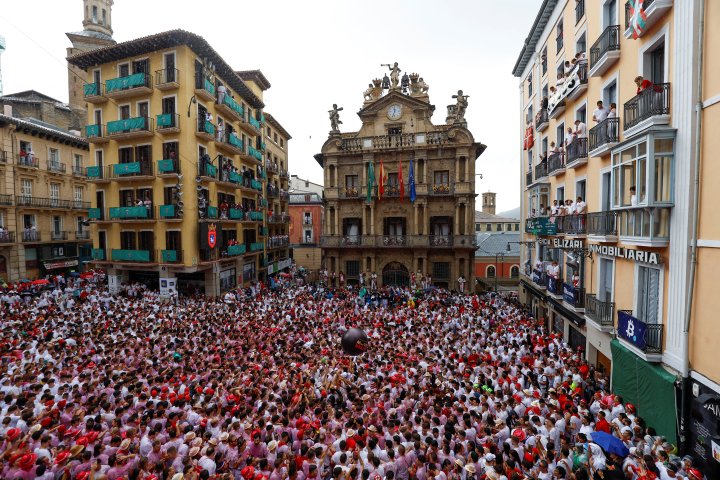 Los San Fermines vuelven tras dos años de parón debido a la pandemia. El exjugador de fútbol Juan Carlos Unzué prenderá la mecha del cohete inaugural. “Bienvenidos a las fiestas más grandes del mundo" ha sido el mensaje de la ciudad.