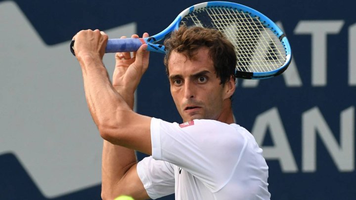 Albert Ramos-Vinolas devuelve una bola durante un partido en la Rogers Cup de Toronto.