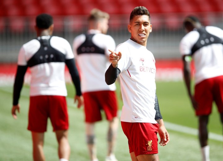 Firmino cierra la puerta de salida