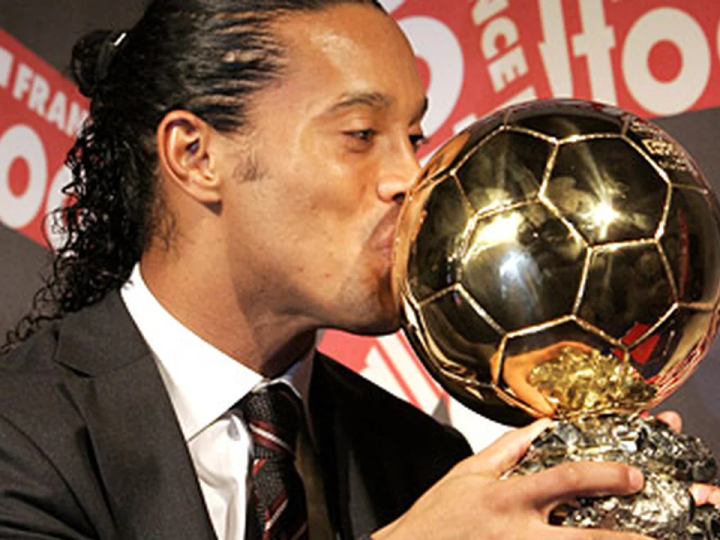 Ronaldinho posa con el Balón de Oro.