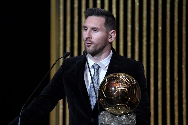 Messi recoge el Balón de Oro.