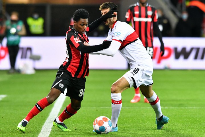 Jeremie Frimpong durante un partido con el Leverkusen.