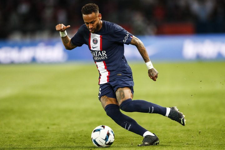 Paris (France), 28/08/2022.- Paris Saint Germain's Neymar Jr (L) and Monaco's Youssouf Fofana in action during the French Ligue 1 soccer match between PSG and Monaco at the Parc des Princes stadium in Paris, France, 28 August 2022. (Francia) EFE/EPA/Mohammed Badra
