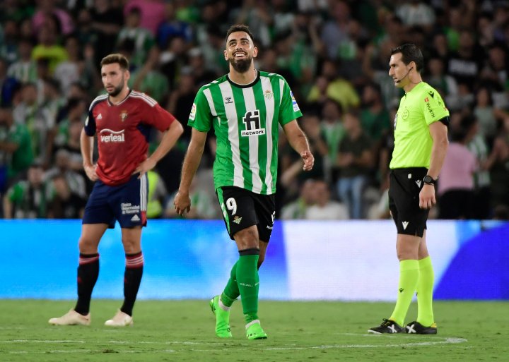 Real Betis' Spanish forward Borja Iglesias (C) celebrates scoring the opening goal during the Spanish League football match between Real Betis and CA Osasuna at the Benito Villamarin stadium in Seville on August 26, 2022. (Photo by CRISTINA QUICLER / AFP)