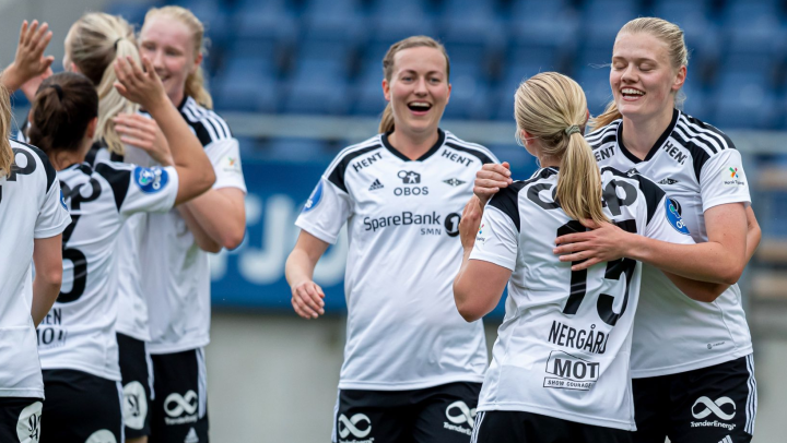 Jugadoras del Rosenborg celebran un gol.