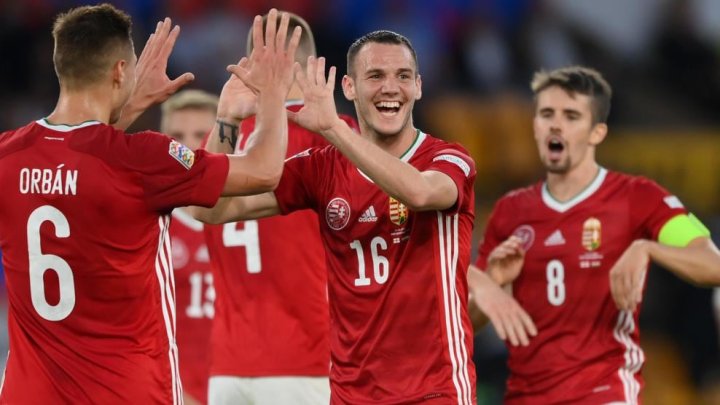 Jugadores de Hungría celebran un gol