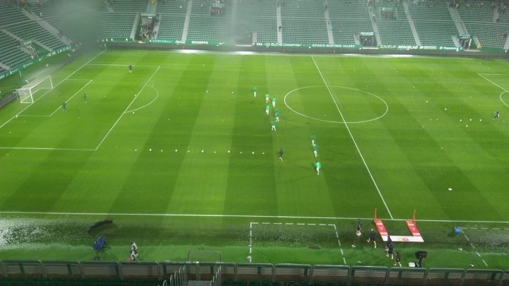 Calientan los jugadores en el Martínez Valero previo al Elche - Mallorca