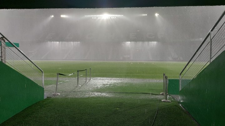 La tormenta eléctrica en el Martínez Valero, previo al partido del Elche -Mallorca