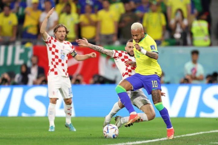 Brozovic tussles with Neymar