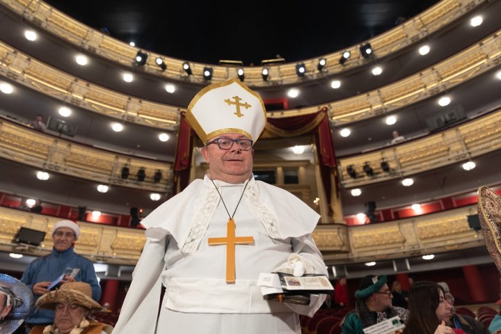 Uno de los asistentes al Teatro Real para la Lotería de Navidad, vestido de Papa