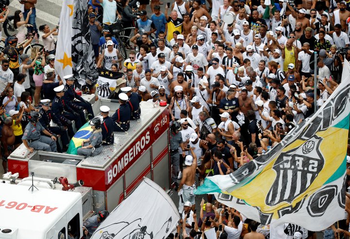 El féretro de Pelé recorre las calles de Santos