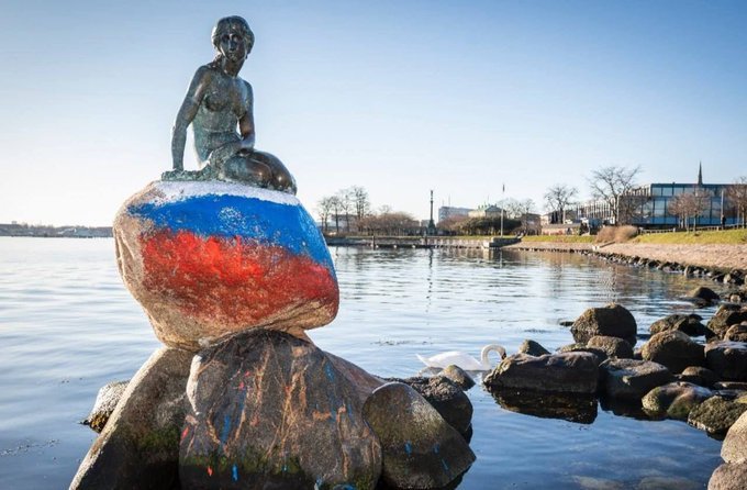 La 'Sirenita' de Copenhague, vandalizada con la bandera de Rusia