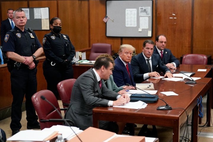 Las primeras imágenes de Trump en la sala lo muestran serio, rodeado de su equipo legal