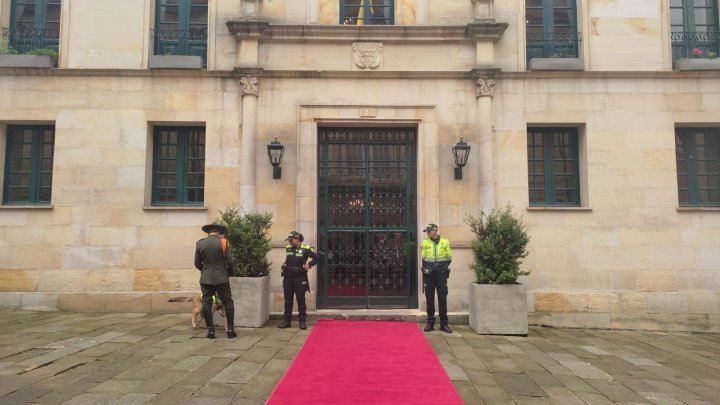Se cierran las puertas del Ministerio de Relaciones Exteriores a las 11:40