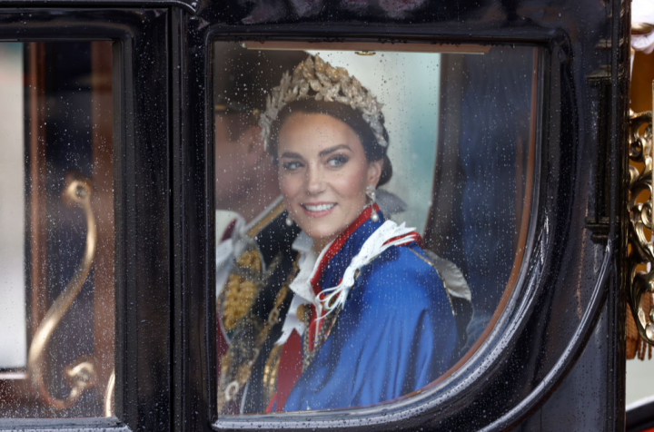 La princesa de Gales, Catalina, acompañada por su esposo en el desfile tras la coronación de su suegro, el rey Carlos. 