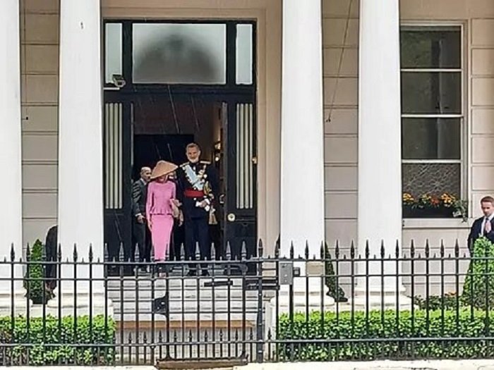 Felipe VI y Letizia salen de la embajada española