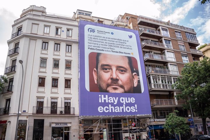 Lona de Podemos en la calle Goya