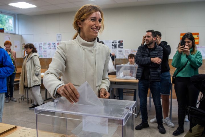Mónica García, candidata de Más Madrid a la Comunidad de Madrid, votando.