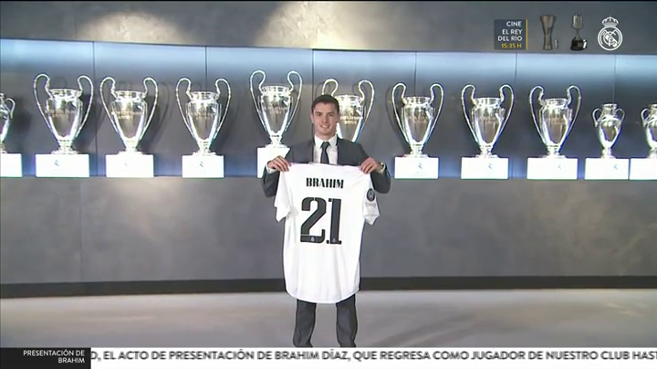 Brahim, con la camiseta con el dorsal 21 en la sala de las 14 Copas de Europa.